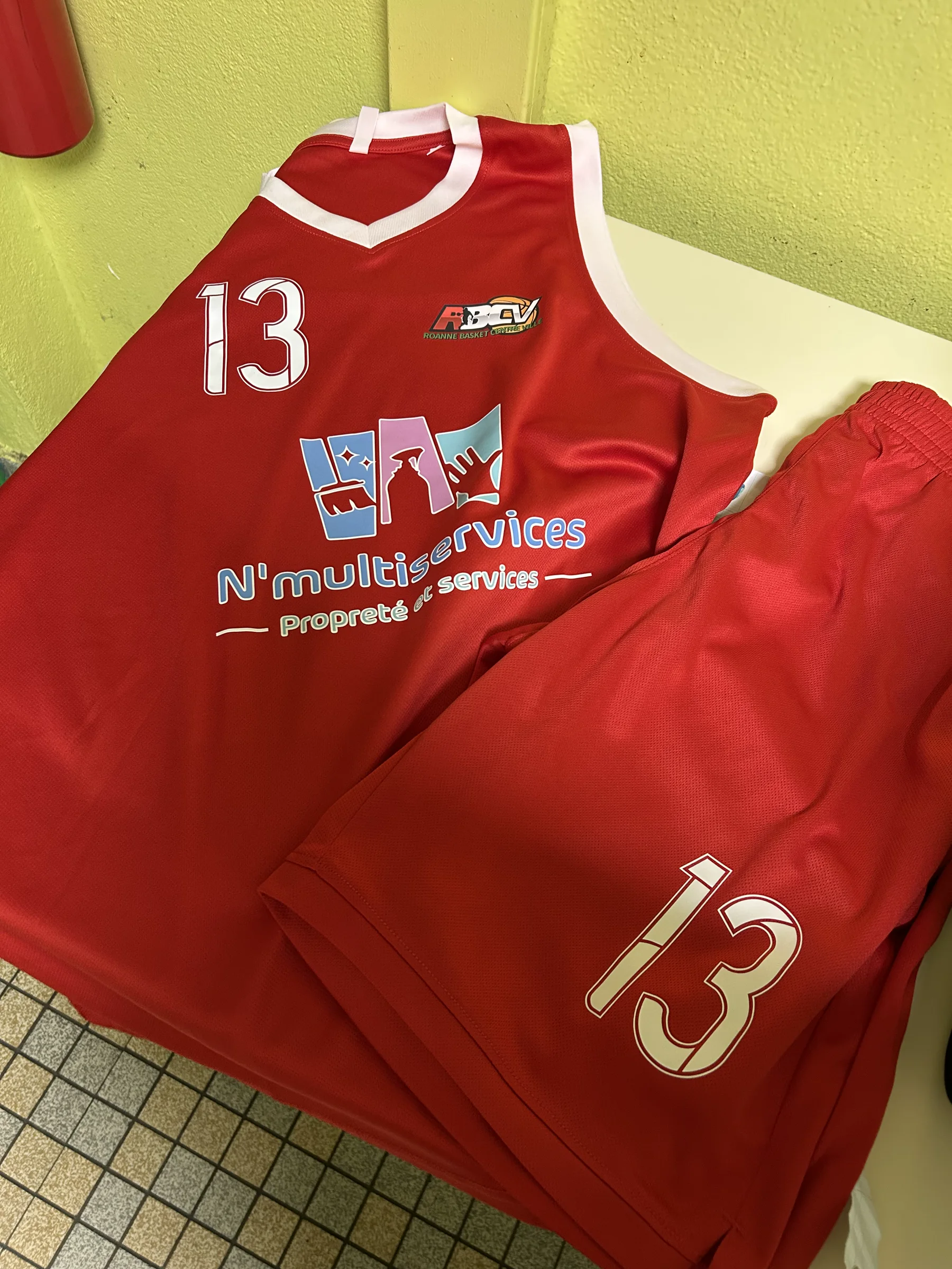 Tenue de basket de l’équipe U13 de Roanne Basket Centre Ville financée par N’Multiservices